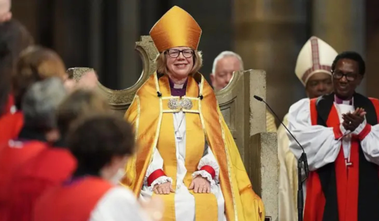 Momento en que invisten a Sarah Mullally como arzobispa, primera mujer que dirigirá la Iglesia en Inglaterra