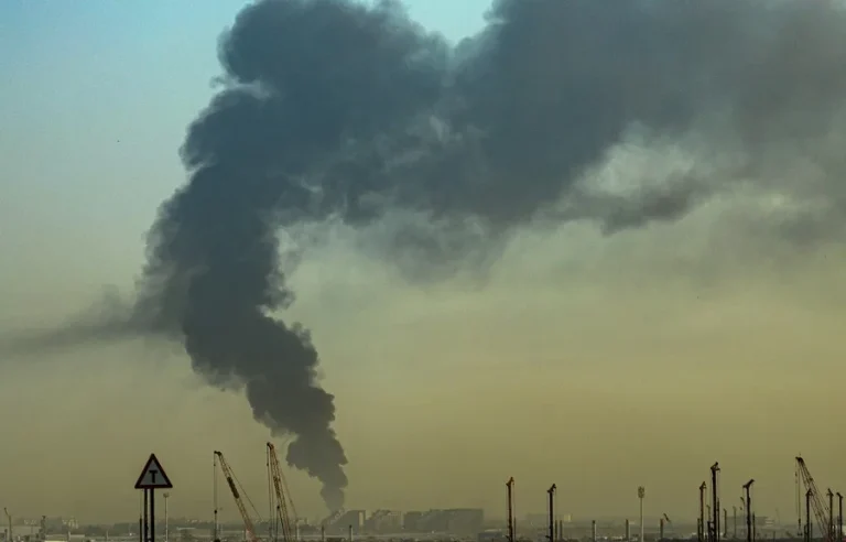 Nueva ola de ataques iraníes obliga a Emiratos Árabes Unidos a cerrar su espacio aéreo