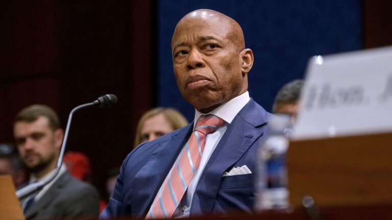 Mamdani busca retirar apoyo legal a Adams en demanda