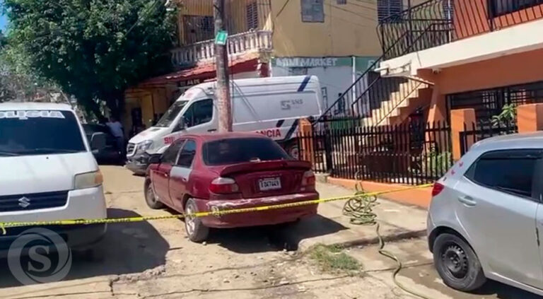 Mujer muere tras ser atacada a tiros desde un vehículo en Guaricano