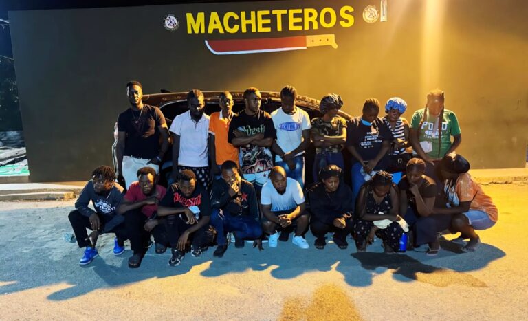 Ejército intercepta vehículo con 20 haitianos indocumentados en Mao