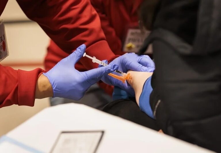 Juez suspende cambios impulsados por Robert F. Kennedy Jr. a la política de vacunación en EE. UU.