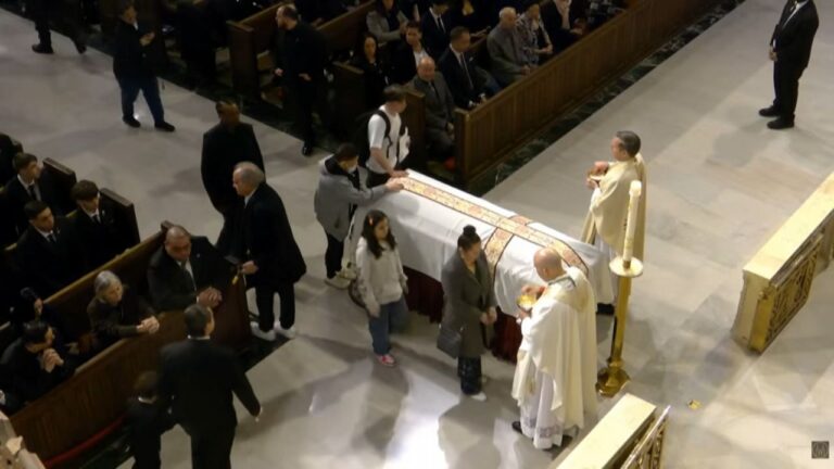 Familiares, amigos y fanáticos dan en catedral