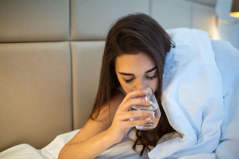 #Salud: Los beneficios de beber agua antes de dormir y cuándo conviene evitarlo