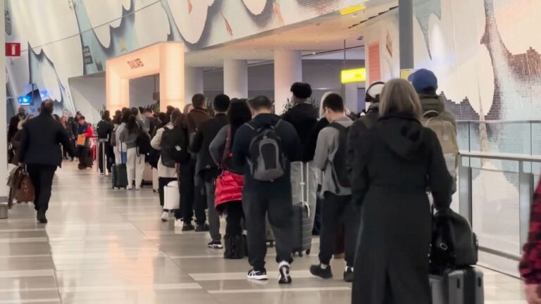 Frustracion de viajeros ante largas colas en aeropuertos