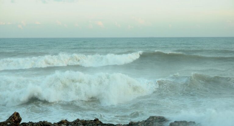 Ante deterioro de las costas caribeñas por oleaje anormal, COE recomienda a embarcaciones permanecer en puerto