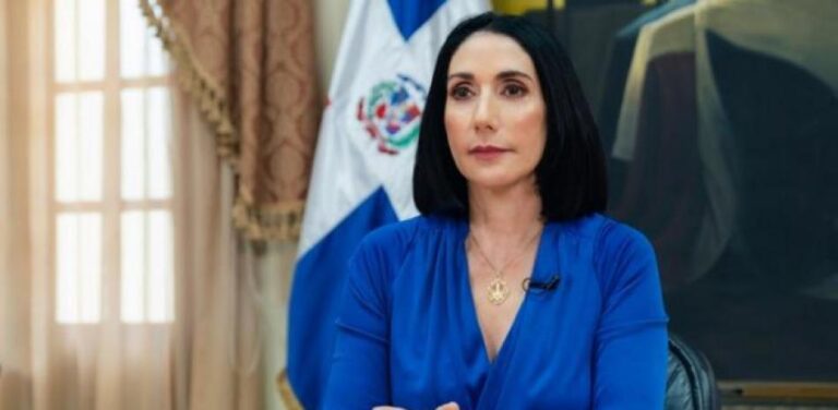 Raquel Arbaje expresa solidaridad a familia rizek y destaca legado empresarial de Don Héctor Rizek Llabaly