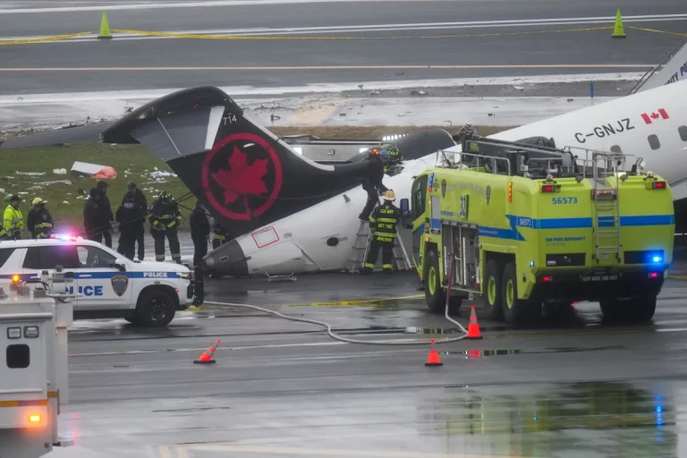 Milagro en tragedia en LaGuardia, Nueva York: azafata salió despedida del avión y sobrevivió