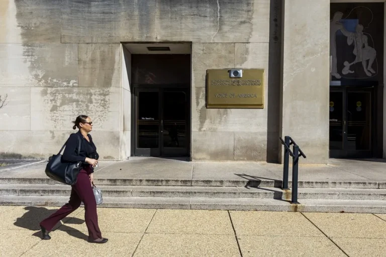 La Voz de América deberá reincorporar más de mil empleados luego del fallo de un juez federal