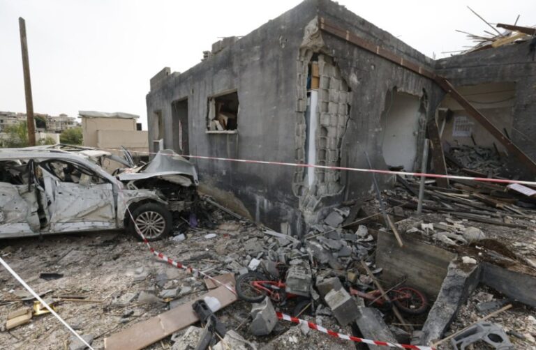 Misil iraní cae a 4 kilómetros del aeropuerto de Tel Aviv y provoca incendio en vivienda