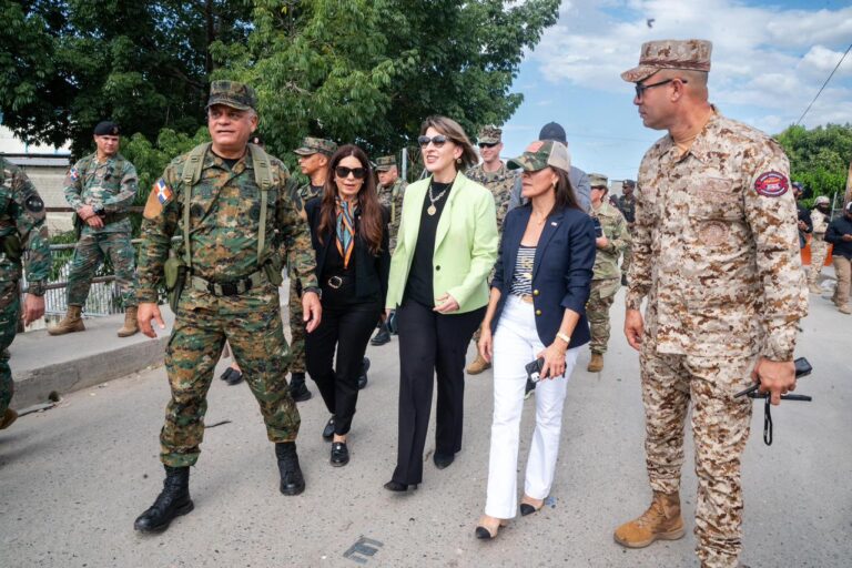 Ministro de Defensa y embajadora de Estados Unidos realizan recorrido por la zona fronteriza de Dajabón