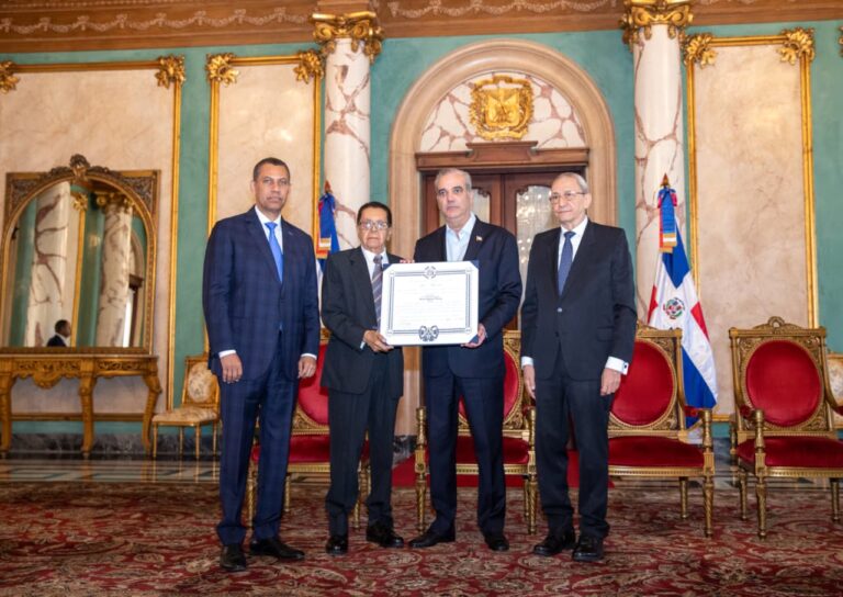 Presidente Abinader condecora, de manera póstuma, al periodista Orlando Martínez