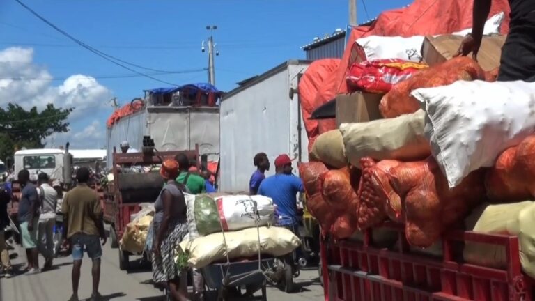 Comerciantes denuncian caída en ventas por tapones en mercado de Dajabón