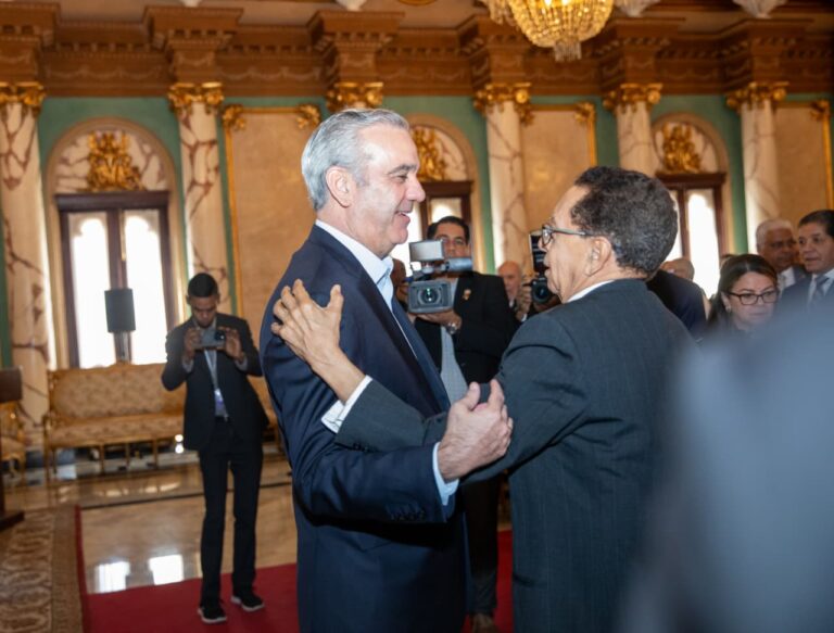 Abinader entrega condecoración póstuma al periodista Orlando Martínez Howley #FVDigital