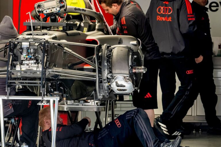 Audi F1 sorprende con pinzas delanteras de ocho pistones únicas en la parrilla #F1 #FVDigital