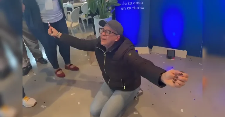 Mujer celebra adquisición de vivienda en feria inmobiliaria de Banreservas