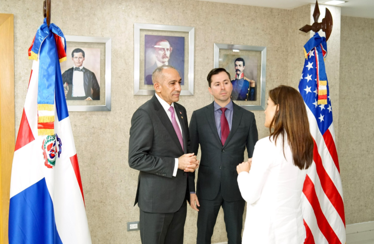 Embajadora EE.UU. le presenta al presidente de la DNCD al nuevo agregado de la DEA en RD #FVDigital