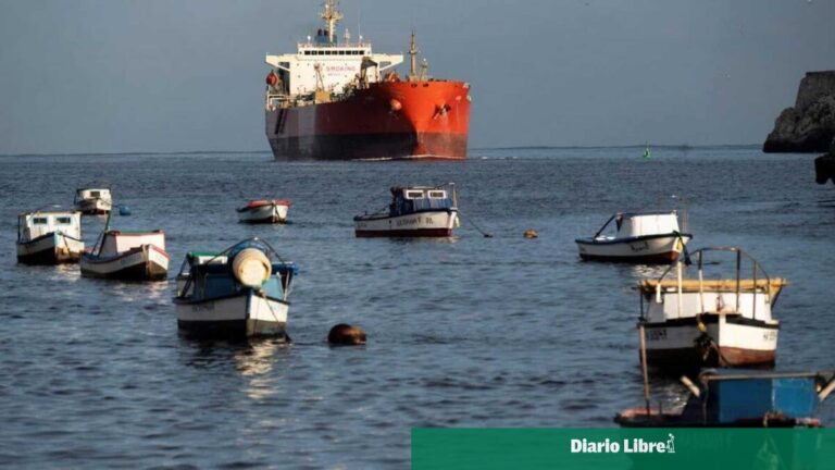 Buque diésel ruso cambia rumbo hacia Cuba