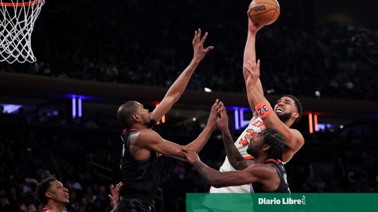 Towns encesta 22 con 11 rebotes; Josh Hart anota 33 puntos