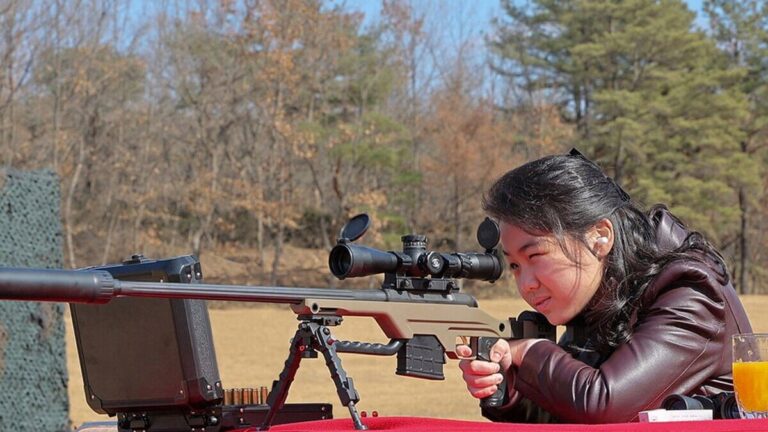 Hija de Kim Jong-un reaparece en prueba de tiro en Corea #FVDigital