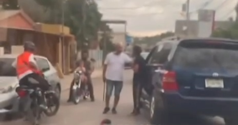 Padre enfrenta a joven por incidente con su hija en Mao