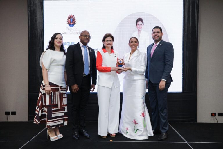 Reconocen a Raquel Peña y cinco doctoras por su trayectoria #FVDigital