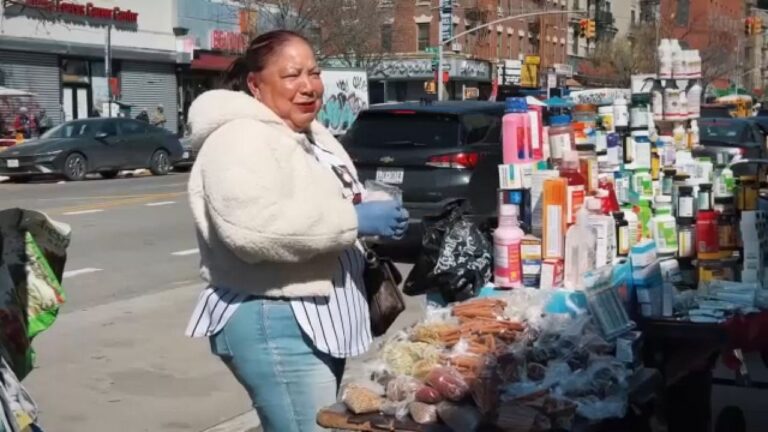 NY sustituye arrestos por multas civiles para vendedores