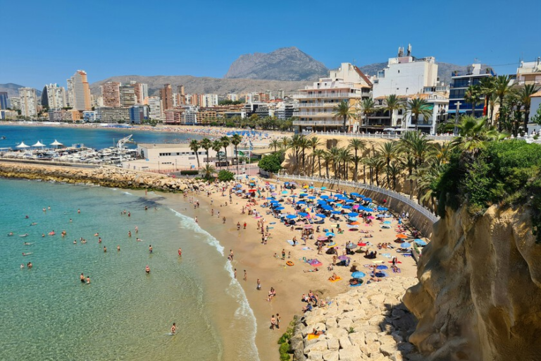 España lleva años buscando la forma de hacer más digerible el turismo masivo. EEUU amenaza con hacer el trabajo por ella – FGJ MULTIMEDIOS