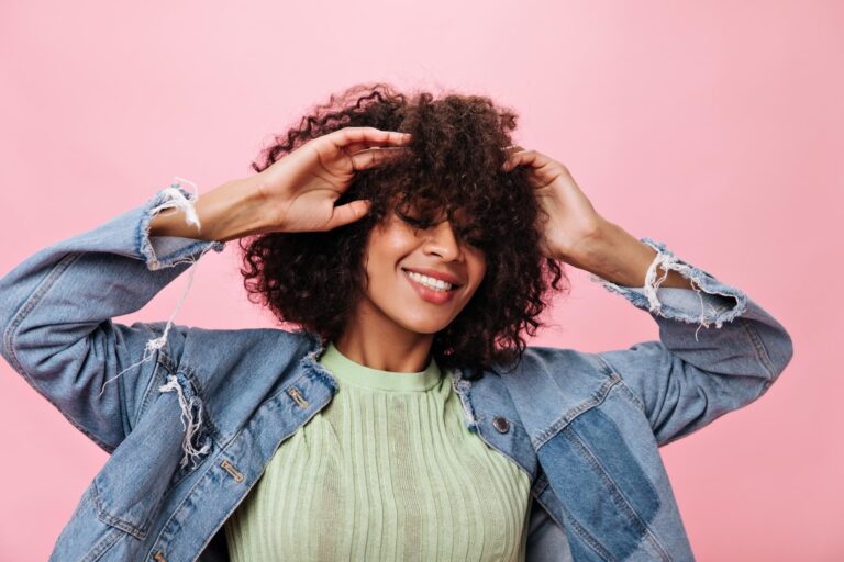 #Salud: ¿Tienes el pelo rizado? Este color realza el brillo y define tus rizos