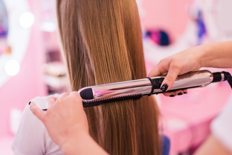 #Salud: ¿Usas plancha o secador? Este tratamiento express puede salvar tu cabello