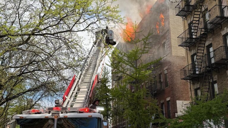 Dos muertos y varios heridos incendio edificio en El Bronx