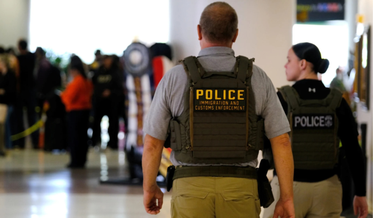 ICE ordena a sus agentes no ingresar a viviendas sin autorización judicial, según NBC