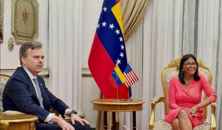 Delcy Rodríguez recibe en Miraflores a John Barrett, nuevo encargado de negocios de EE. UU.