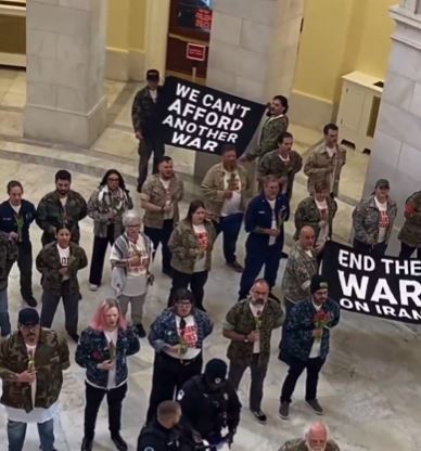 Más de 60 veteranos son detenidos en el Capitolio durante protesta contra guerra con Irán