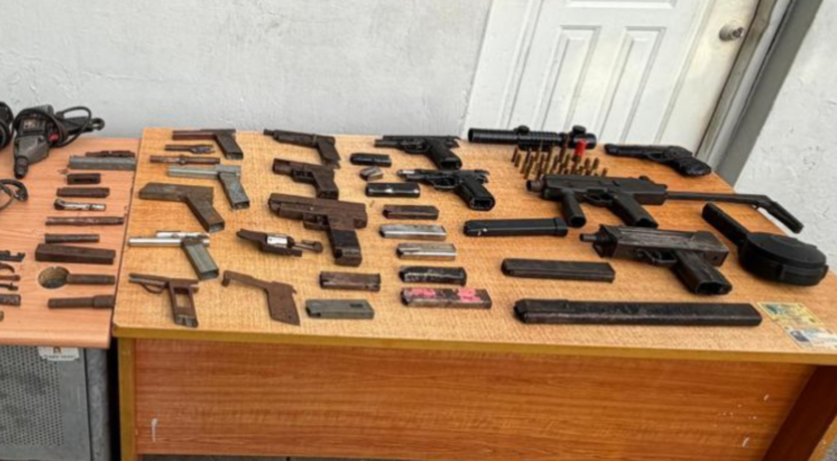 Arrestan a un tipo con dos Uzi, pistolas y municiones – #DeInteres   #FVDigital