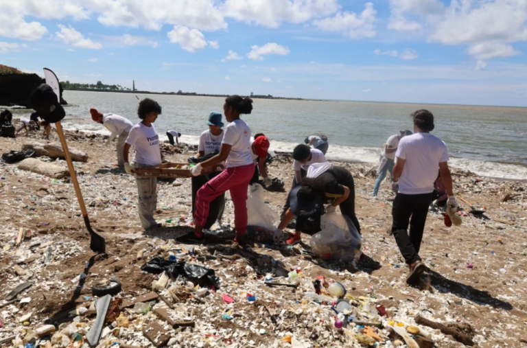 Recolectan 3,050 libras de plástico en costa Santo Domingo – #DeInteres   #FVDigital