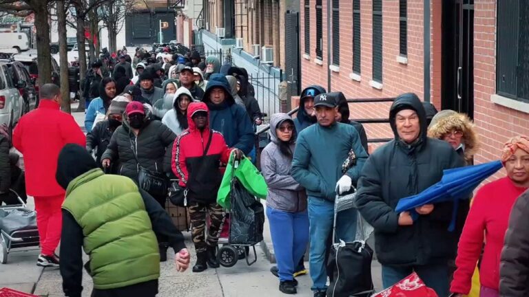 Neoyorquinos reciben alimentos esfuerzo Caridades Católicas