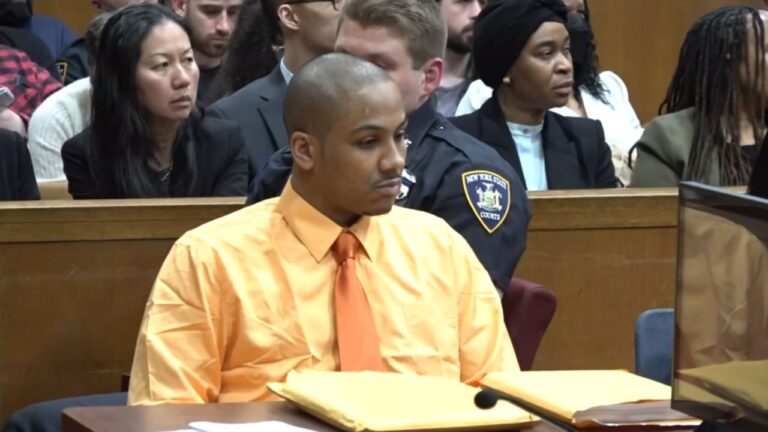 Hombre de Queens absuelto de asesinato en muerte de policía