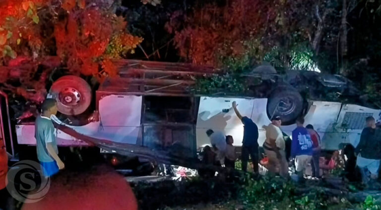 Autobús se vuelca en la Autovía del Nordeste tras colisión con jeepeta