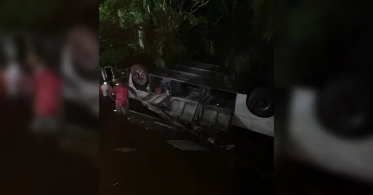 Autobús se vuelca en Autovía del Nordeste este Jueves Santo