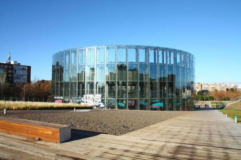 En 2004 Madrid decidió levantar su propio Guggenheim. Ahora tiene un monstruo que no quiere ni Richard Gere como centro budista – FGJ MULTIMEDIOS