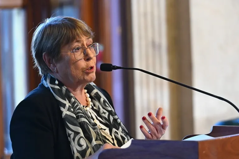 Bachelet advierte que avance de la ultraderecha hace retroceder los derechos de las mujeres