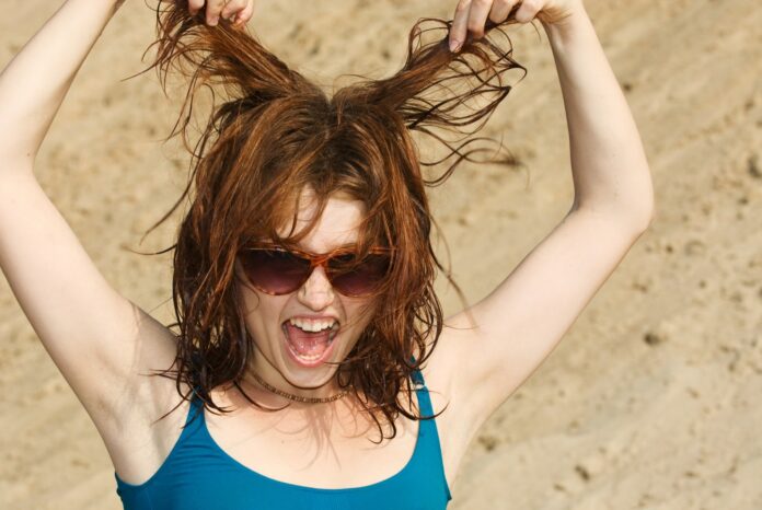 Como-evitar-que-el-cabello-se-vuelva-seco-y-quebradizo-despues-de-la-playa.jpg