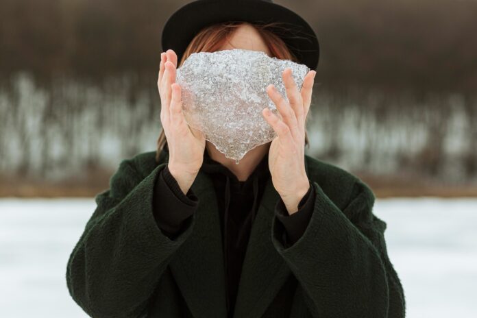 La-nueva-obsesion-viral-hielo-facial-por-las-mananas…-¿beneficio-real-o-dano-oculto.jpg