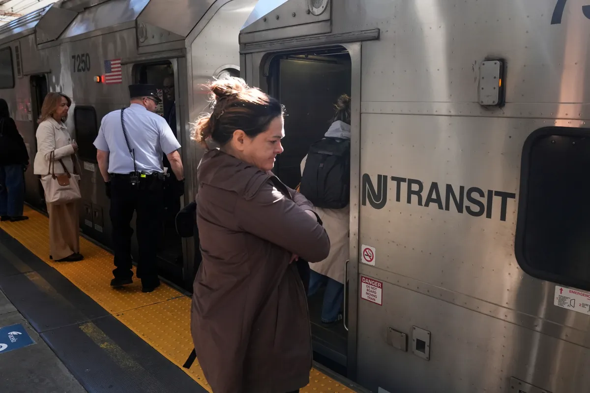 Las-estaciones-de-NJ-Transit-ahora-tendran-aroma-a-lavanda-AP25140505901124.jpg