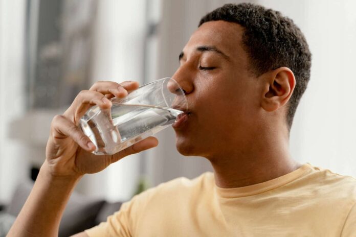 Tomar-agua-Freepik.jpg