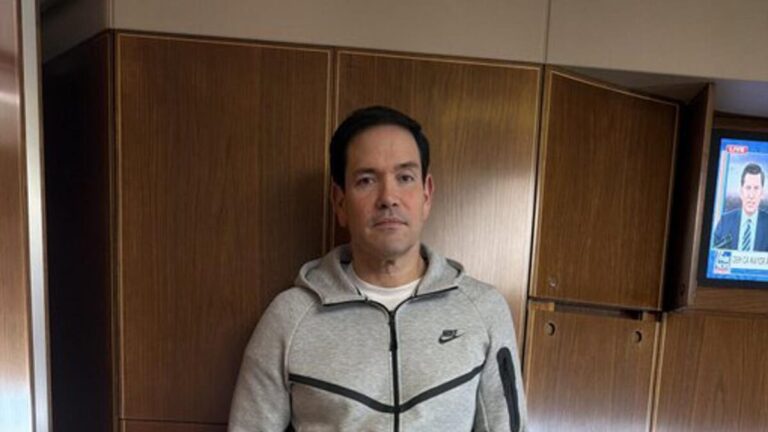 Marco Rubio posa en el Air Force One con la ropa deportiva que llevaba Nicolás Maduro al #FVDigital