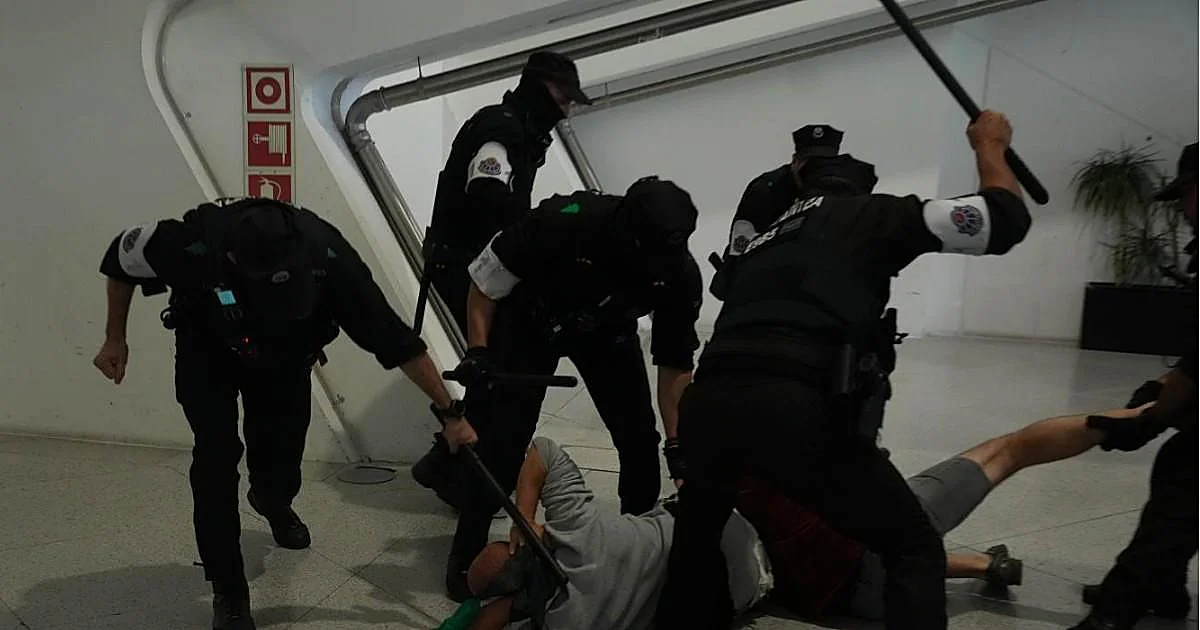 cargas-activistas-kF0E-1200x630@diario_abc.jpg