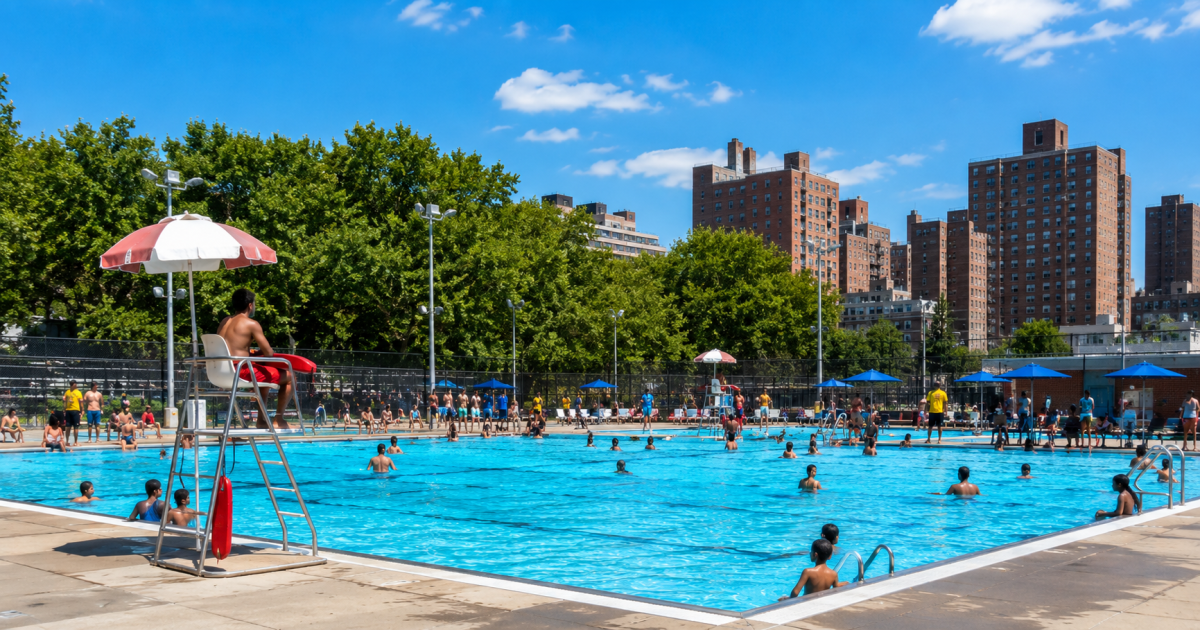 piscinas-publicas-gratuitas-en-NYC-2026.png