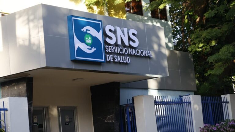 SNS ordena retirar equipos privados en hospitales públicos y revisar contratos externos #FVDigital